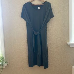 Core t-shirt dress, green-grey, with waist tie,
